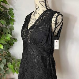 NEW Black Sleeveless-Vneck  lace Ruffle blouse. Polyester& lace. Never been worn